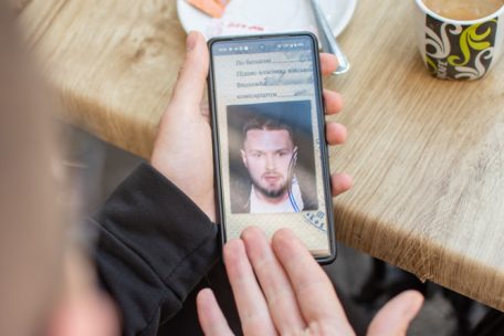 Andrii zeigt seinen gefälschten Militärausweis, zum Foto wurde er gezwungen