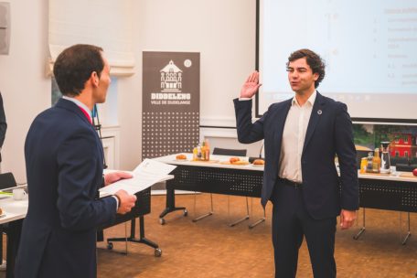 Bürgermeister Dan Biancalana (LSAP) vereidigte den neuen Gemeinderat Diogo Costa (LSAP) am Freitagmorgen