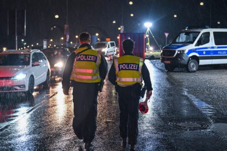 Am frühen Morgen gehen im strömenden Regen zwei Beamte der Bundespolizei Mitte September am deutsch-polnischen Grenzübergang Stadtbrücke in Frankfurt (Oder) entlang und überwachen den Einreiseverkehr nach Deutschland