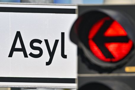 Schlechte Zeiten für Asylsuchende in Europa: eine rote Ampel im brandenburgischen Eisenhüttenstadt