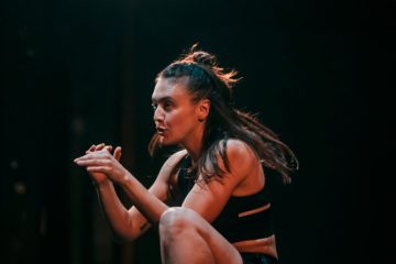 L’odeur de la guerre / Julie Duval, autrice, comédienne et boxeuse: „Si tu tombes après avoir eu un coup, tu te relèves“