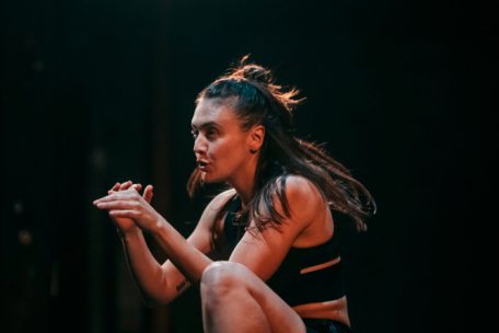 L’odeur de la guerre / Julie Duval, autrice, comédienne et boxeuse: „Si tu tombes après avoir eu un coup, tu te relèves“