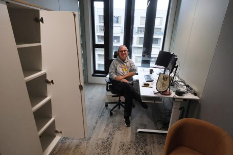 Abteilungsleiter Marco Schockmel wartet auf die Kartons, den Wimpel von Fußball-Rekordmeister Jeunesse Esch hat er aber schon mitgebracht