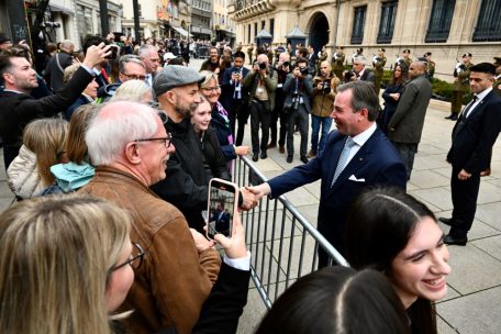 Der Prinz beim Shake-Hands mit der Menge