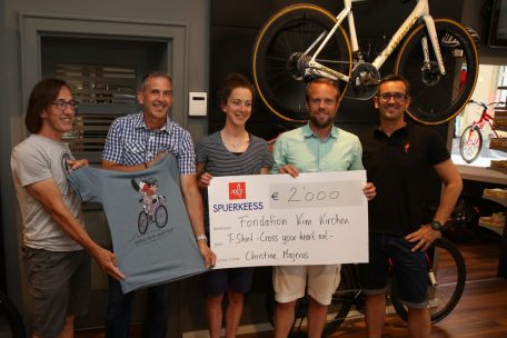 Mit dem Verkauf von T-Shirts sammelte Majerus 2.000 Euro f&uuml;r die &bdquo;Fondation Kim Kirchen&ldquo;&nbsp;