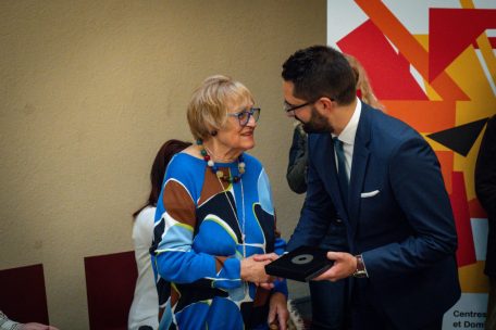 Annie Reckinger nahm den „Lëtzebuerger Konschtpräis“ von Kulturminister Eric Thill entgegen