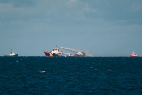 Deutschland / Großeinsatz bei brennendem Öltanker auf Ostsee