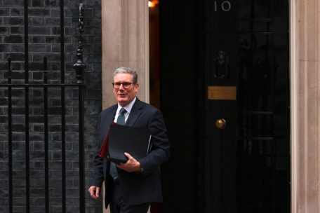 Großbritannien / Die ersten 100 Tage von Premier Starmer:  viel guter Wille, schwere handwerkliche Fehler