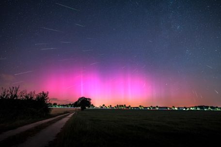 Polarlichter und Perseiden vereint in einem zusammengesetzten Foto vom August 2024
