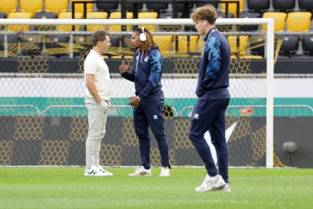 Luc Holtz erklärt Gerson Rodrigues, warum er nicht in der Startelf stehen wird