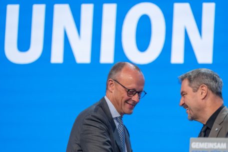 Deutschland / Viele Treueschwüre und einige harte Ansagen: Kanzlerkandidat Merz auf dem CSU-Parteitag