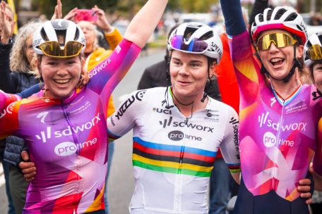 Jubel zum Abschluss: Weltmeisterin Lotte Kopecky gewann am Sonntag die Simac Ladies Tour – auch Dank der Hilfe von Majerus (rechts)