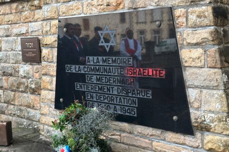 Medernach / Jüdisches Denkmal vor Gedenkfeier mit roter Farbe beschmiert