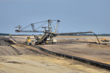 Blühende Landschaften? Der Braunkohletagebau Welzow-Süd in der südlichen Niederlausitz im Landkreis Spree-Neiße. Er befindet sich im Südosten des Bundeslandes Brandenburg. Bis zum Jahr 2011 wurden durch den Braunkohleabbau 17 Dörfer abgebaggert.<br />
