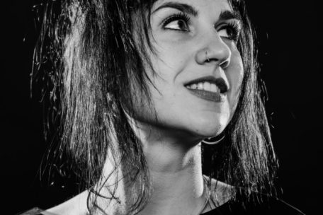 Ce n’est qu’au début de la vingtaine que l’artiste a suivi ses premiers cours de chant