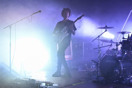 Patrick Miranda steht als Pleasing auf der Bühne, wo er sich um die Sichtbarkeit psychischer Erkrankungen bemüht