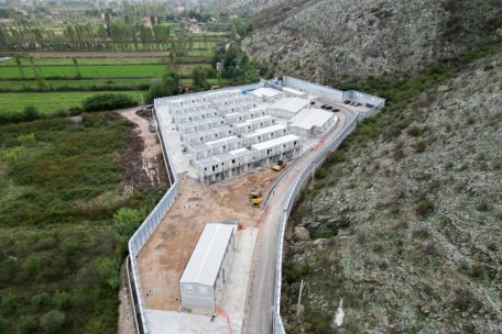 Flüchtlinge / Erste Migranten in „Meloni-Land“ in Albanien erwartet