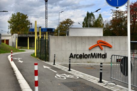 Eine Herausforderung beim Bau des „Vëlodukt“ war die Logistik, da die Brücke auf dem Grundstück von ArcelorMittal liegt und die Produktion dort nicht gestört werden durfte