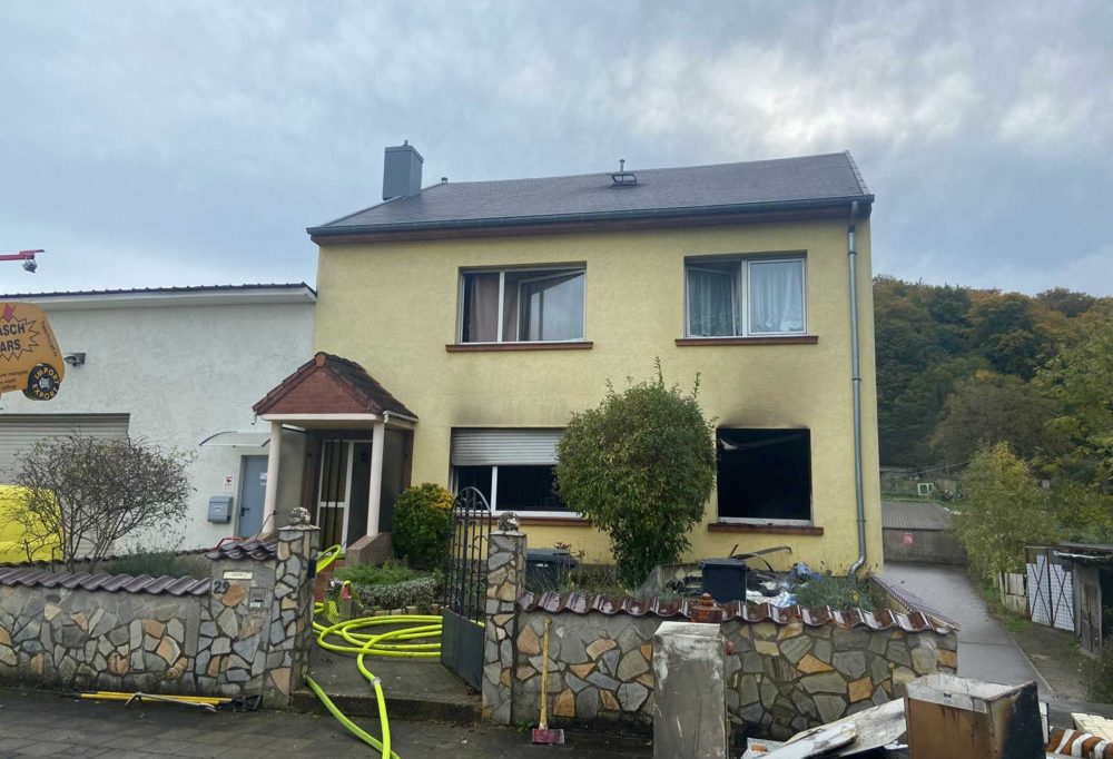 Schifflingen / Feuer in Einfamilienhaus: Feuerwehr löscht Brand in rue d'Esch – Straße gesperrt