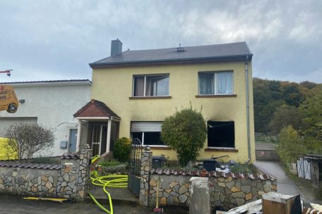 Schifflingen / Feuer in Einfamilienhaus: Feuerwehr löscht Brand in rue d'Esch – Straße gesperrt