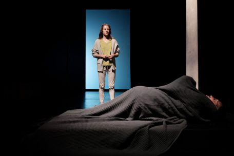 Pour l’adaptation du texte au public européen, il a fallu aussi bien franciser certaines expressions qu’atténuer le caractère hyperréaliste de la pièce