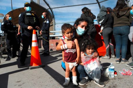 Migranten aus Mittel- und Südamerika im März 2021, inmitten der Covid-Pandemie, an der Brücke von Ciudad Juárez nach El Paso