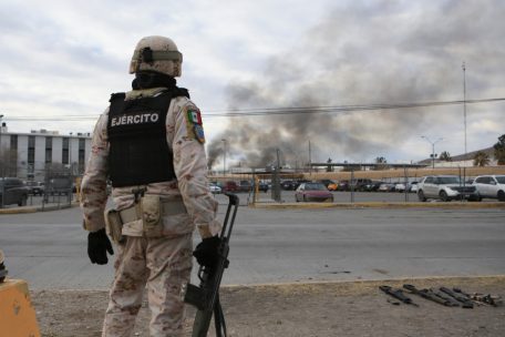 Ein mexikanischer Soldat hält am 1. Januar 2023 Wache vor der Haftanstalt von Ciudad Juárez. Bei der versuchten Stürmung des Gefängnisses wurden mindestens 14 Menschen getötet. Zehn Sicherheitskräfte und vier Häftlinge kamen dabei ums Leben.