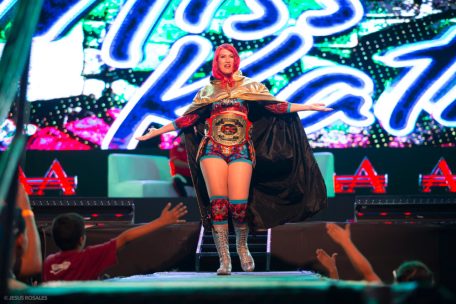„Miss Kath“ betritt die Bühne der Lucha Libre