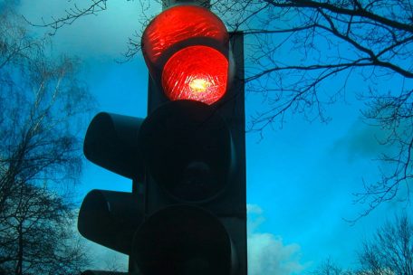  Ampel-Unfall / Fahrerflucht: Lieferwagenfahrer entzieht sich der Verantwortung nach Kollision