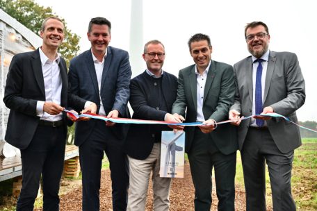 v.l.n.r. Umweltminister Serge Wilmes (CSV), Energieminister Lex Delles (DP), Paul Zeimet, „Managing Director“ bei Soler, Alain Fürpass, Direktor bei Sudenergie, und Marc Schramer (DP), Erster Schöffe der Gemeinde Monnerich
