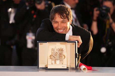 Sean Baker posiert mit der Goldene Palme f&uuml;r &bdquo;Anora&ldquo; nach der Preisverleihung der 77. Internationalen Filmfestspiele in Cannes
