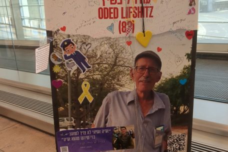Am Flughafen von Tel Aviv zeugen zahlreiche Plakate von den weiterhin vermissten Geiseln – darunter auch Oded Lifshitz
