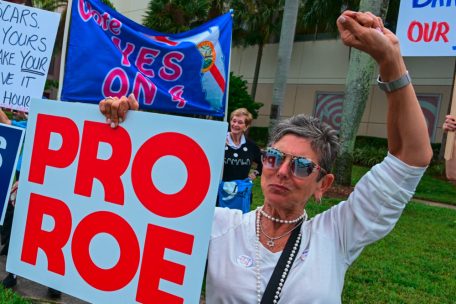 USA / Trump wirbt mit künstlicher Befruchtung – Tausende Frauen demonstrieren 