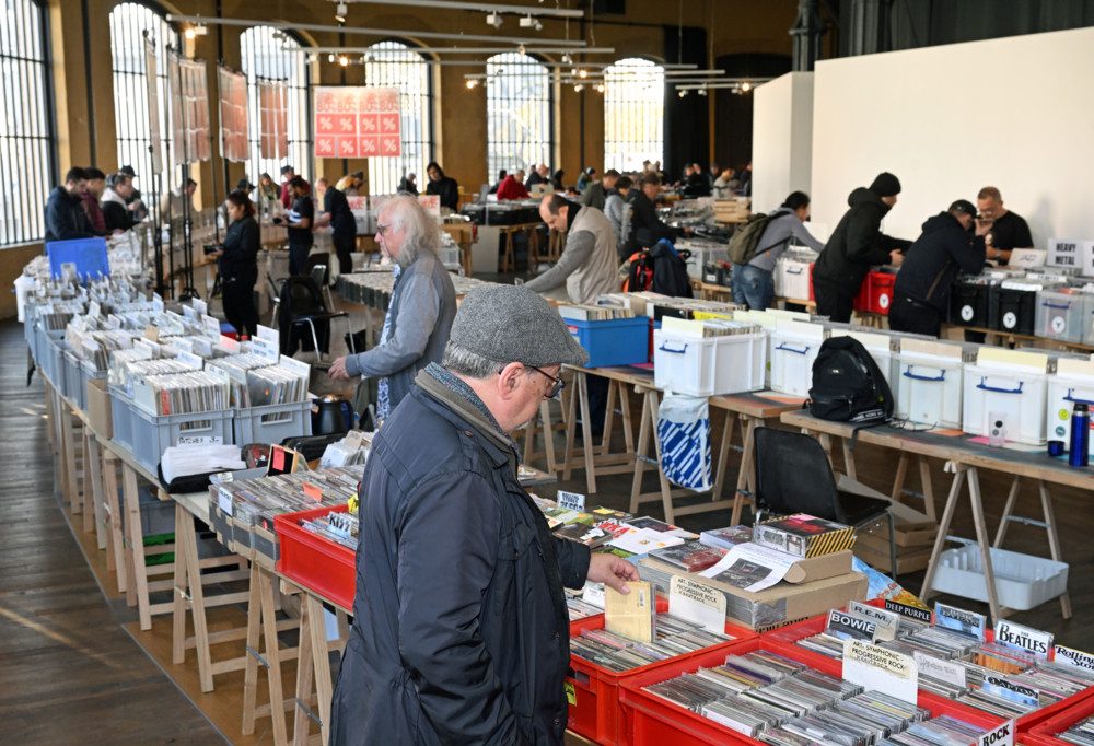 Galerie / Raritäten zum Stöbern und Kaufen: Plattenbörse in den Rotondes zieht Sammler an