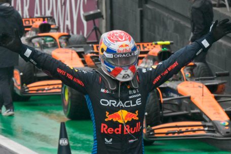Formel 1 / Verstappen siegt nach Aufholjagd im Regen, WM-Konkurrent Norris patzt