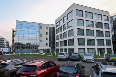 An dem neuen Standort der medizinischen Einrichtung kann man auch parken