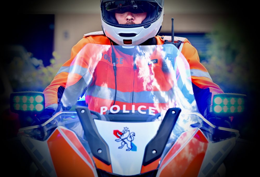 A13 / Polizist bei Eskorte eines Schwertransportes schwer verletzt