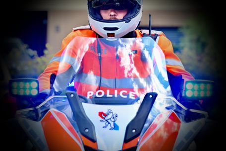 A13 / Polizist bei Eskorte eines Schwertransportes schwer verletzt