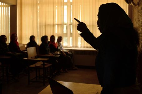 Eine Mitarbeiterin von „medica mondiale Afghanistan“ bei einem Workshop an einer Universität