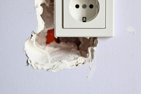 Die Baufirma „Eva Construction“ hat verschiedene Baustellen in schlechtem Zustand hinterlassen