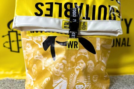 Mondorf / Näherinnen hauchen Werbeplanen von Amnesty International Luxembourg neues Leben ein