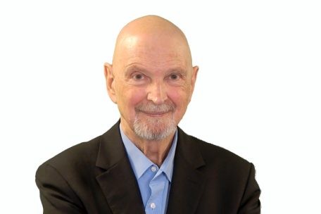 Der 1948 in Valence geborene Psychiater und Doktor der Psychologie ist Mitglied der „Académie des technologies“, Schöpfer der Balises 3-6-9-12, Gründer des „Institut pour l’étude des relations homme-robots“ (IERHR) und des „Institut pour l’histoire et la mémoire des catastrophes“ (IHMEC). Zuletzt erschienene Bücher: „Le Déni, ou la fabrique de l’aveuglement“; „3-6-9-12+, apprivoiser les écrans et grandir“; „L’Empathie“.