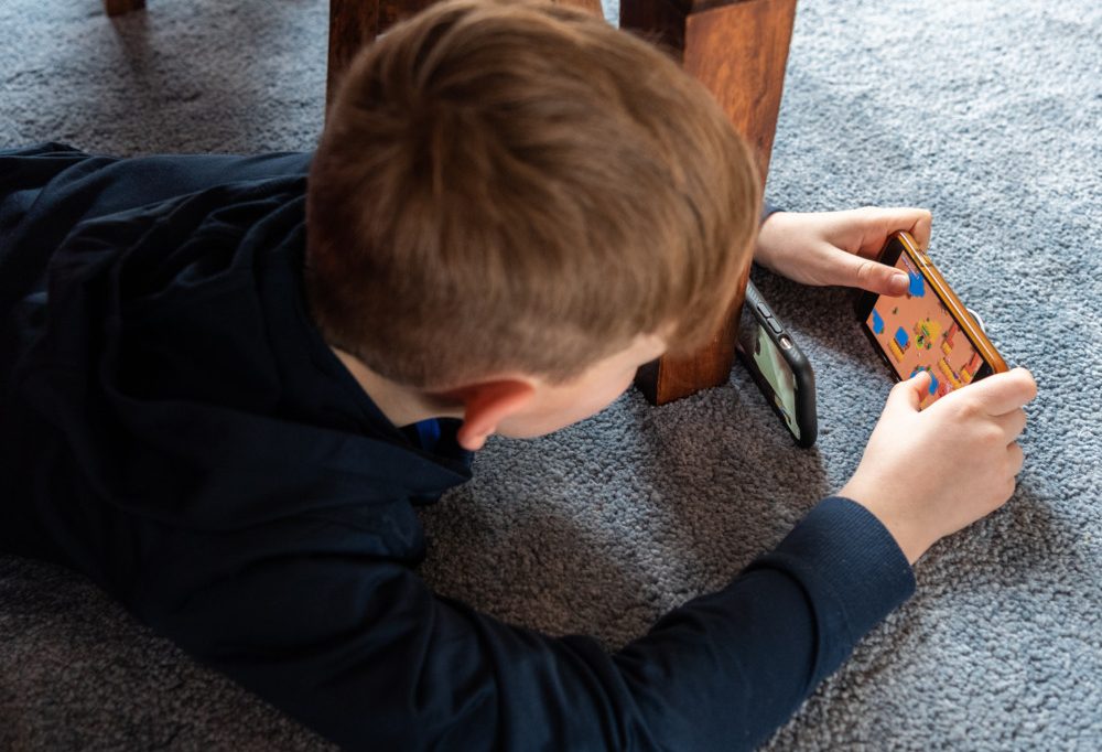 Screen-Life-Balance / Nach Handyverbot an Grundschulen: Experte klärt über Gefahren von Smartphones für Kinder auf