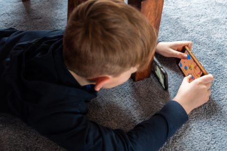Screen-Life-Balance / Nach Handyverbot an Grundschulen: Experte klärt über Gefahren von Smartphones für Kinder auf