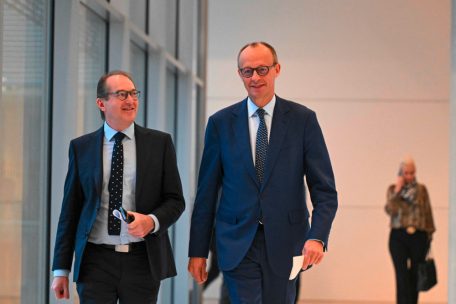 Deutschland / Unionsparteien fordern die Vertrauensfrage sofort: „Wir können uns schlichtweg kein Kanzlerkoma leisten“