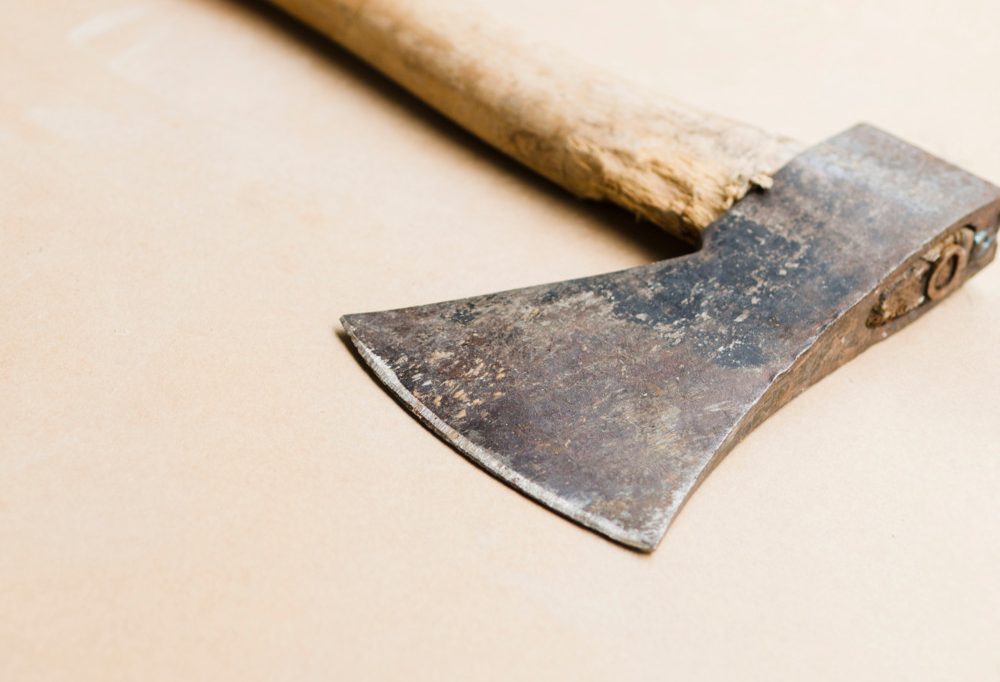 Verhaftung / Streit in Petingen eskaliert: Mann geht mit Axt auf Kontrahenten los – Opfer im Krankenhaus