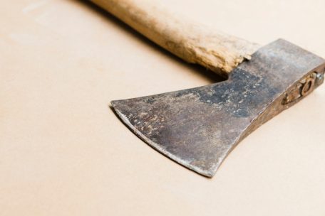 Verhaftung / Streit in Petingen eskaliert: Mann geht mit Axt auf Kontrahenten los – Opfer im Krankenhaus