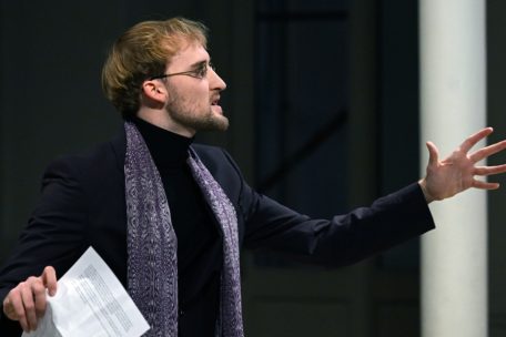 Der Ballettt&auml;nzer mit seinen kreisrunden Sonnenbrillengl&auml;sern wurde mit rauschendem Applaus empfangen