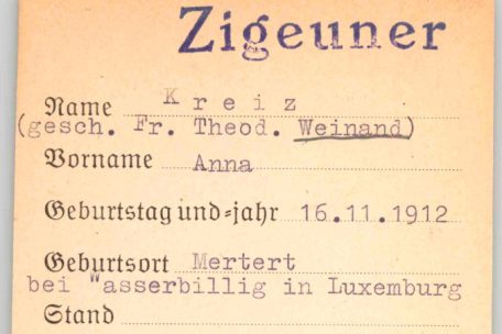 E Bléck duerch d’Lëns / Im Visier des Nationalsozialismus – Sinti, Roma und Jenische