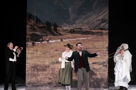 Abgegriffenes Bild der Alpenidylle: Nora Koenig und Nickel B&ouml;senberg